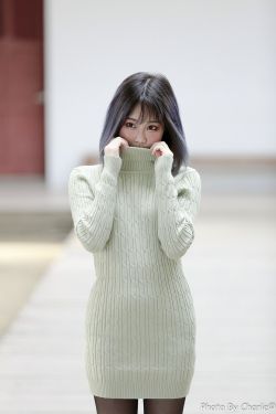 男人把手深进美女的内裤里